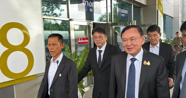 ทักษิณ ชินวัตร เดินทางมาศาลภาษีอากรกลาง
