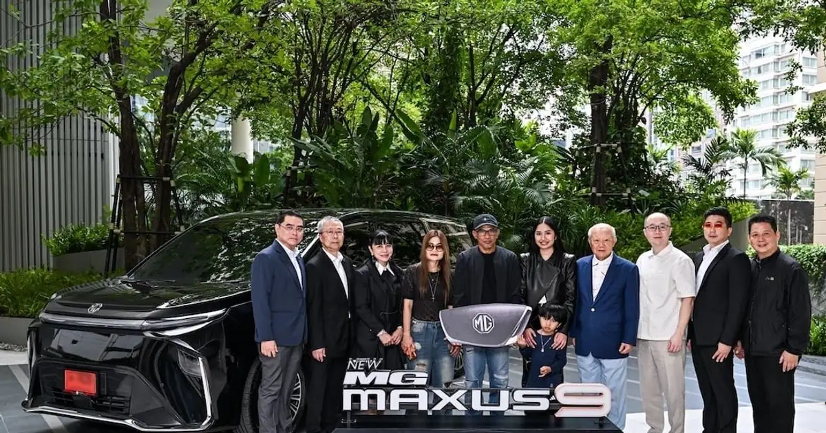 ผู้บริหารเครือซีพีและเอ็มจีมอบรถยนต์ NEW MG MAXUS 9 V PLUS ให้แก่ เนเน่ รอยัล