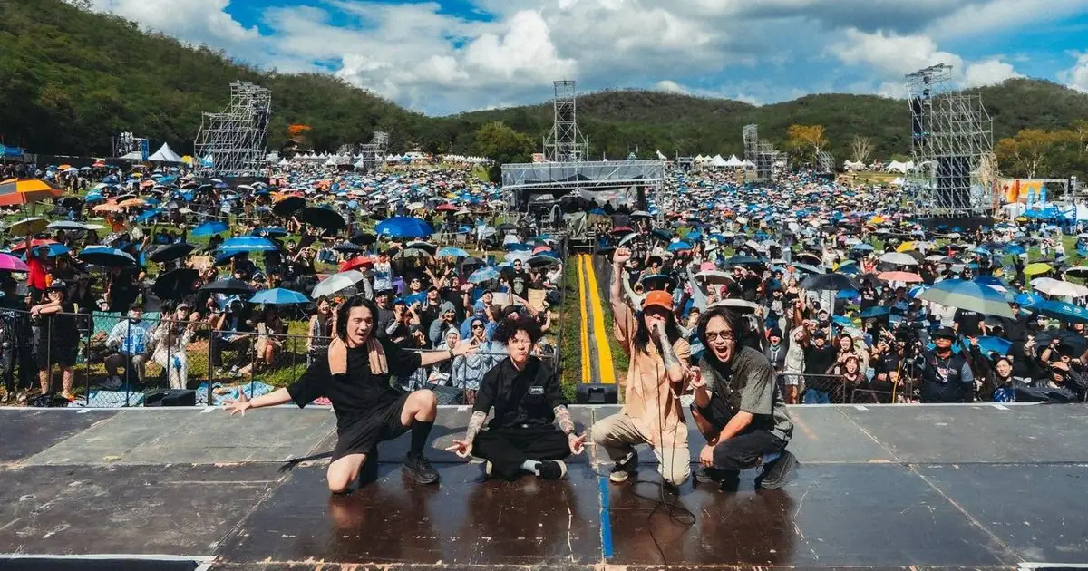 สมาชิกวง Sweet Mullet ในงานแสดงคอนเสิร์ต