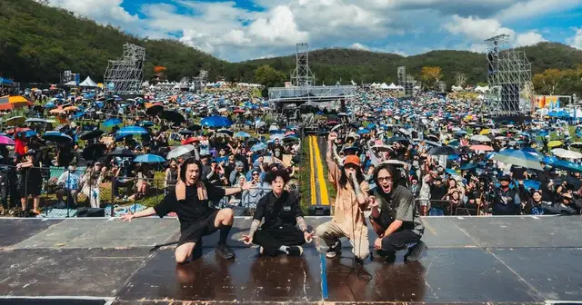 สมาชิกวง Sweet Mullet ในงานแสดงคอนเสิร์ต