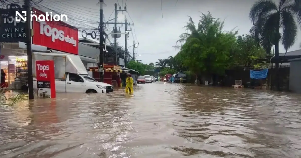 เจ้าหน้าที่เร่งเคลียร์พื้นที่ดินโคลนถล่มและน้ำท่วมในจังหวัดภูเก็ต